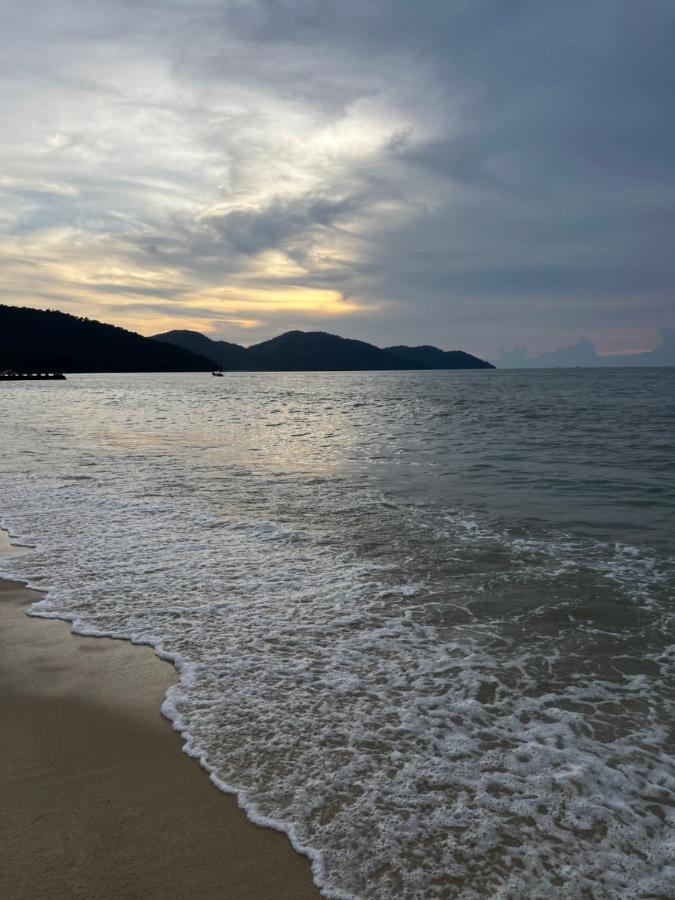 By The Sea Beachfront Designer Suites Penang - Managed By Art Of Tree Batu Feringgi Exteriör bild