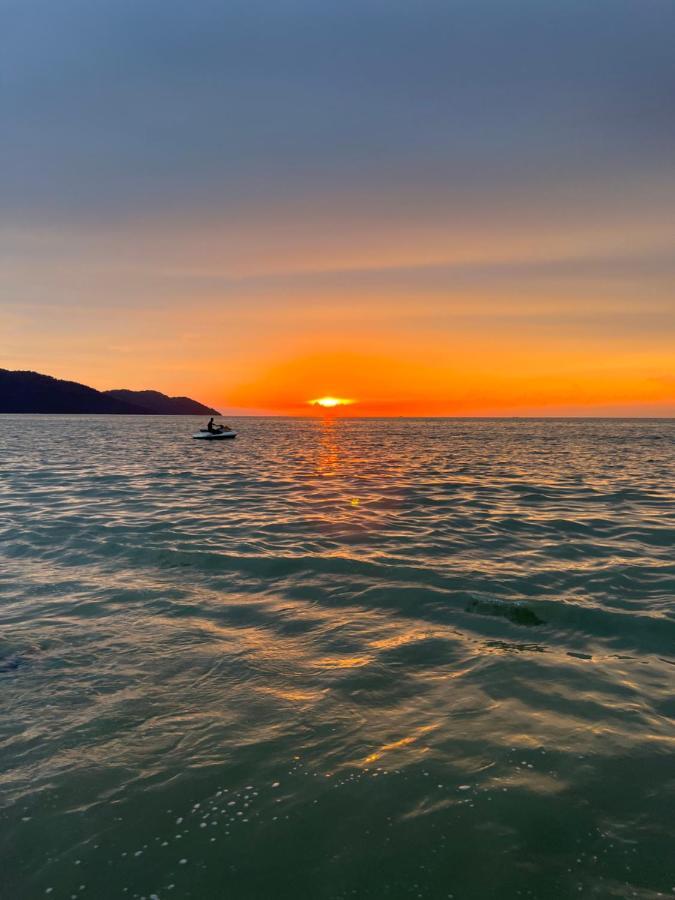 By The Sea Beachfront Designer Suites Penang - Managed By Art Of Tree Batu Feringgi Exteriör bild