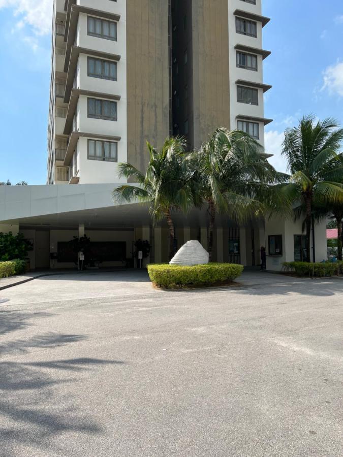 By The Sea Beachfront Designer Suites Penang - Managed By Art Of Tree Batu Feringgi Exteriör bild